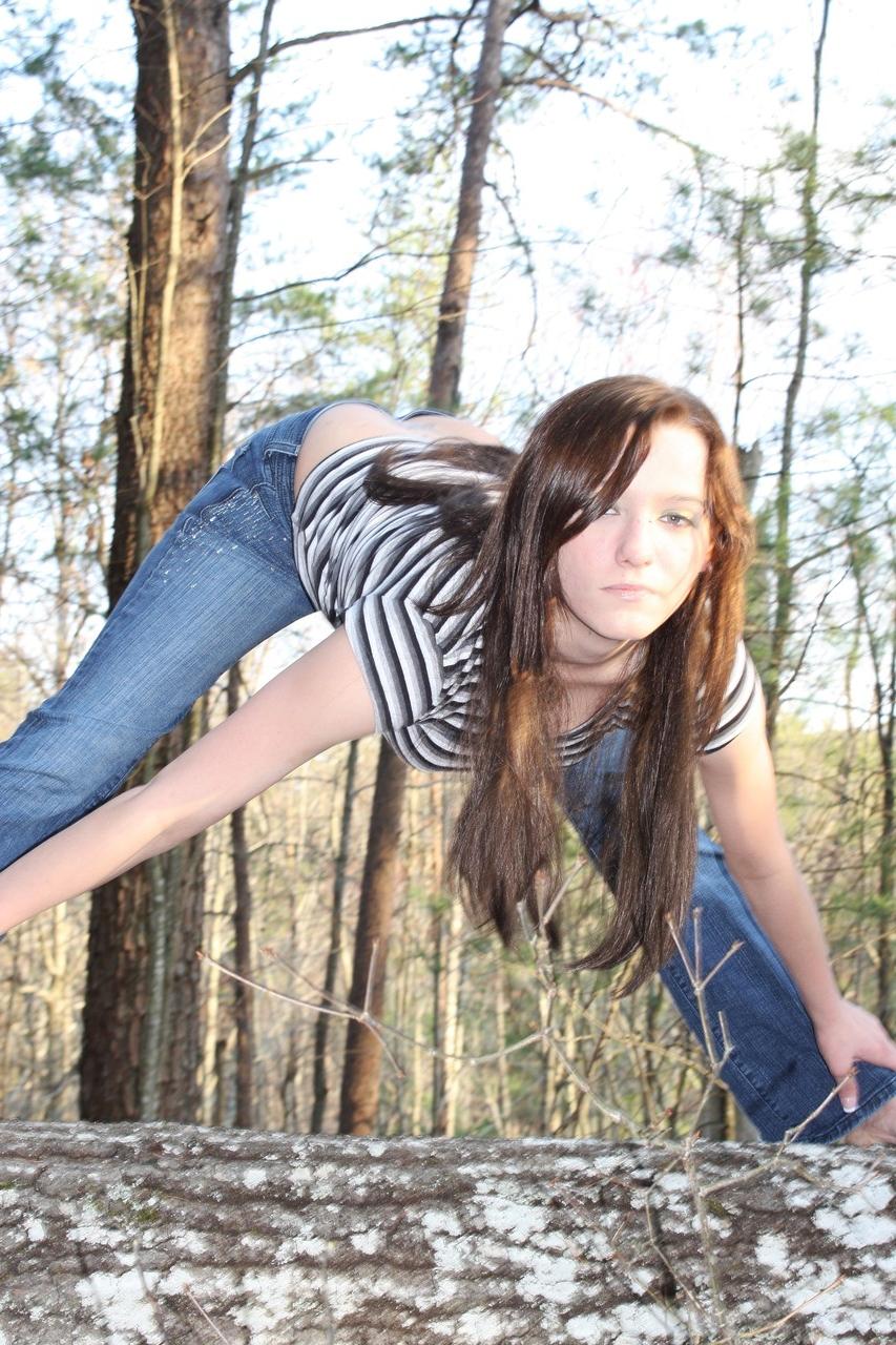 20P Das brünette Babe Rebecca Maxwell zieht im Wald ihr Hemd aus und posiert oben ohne