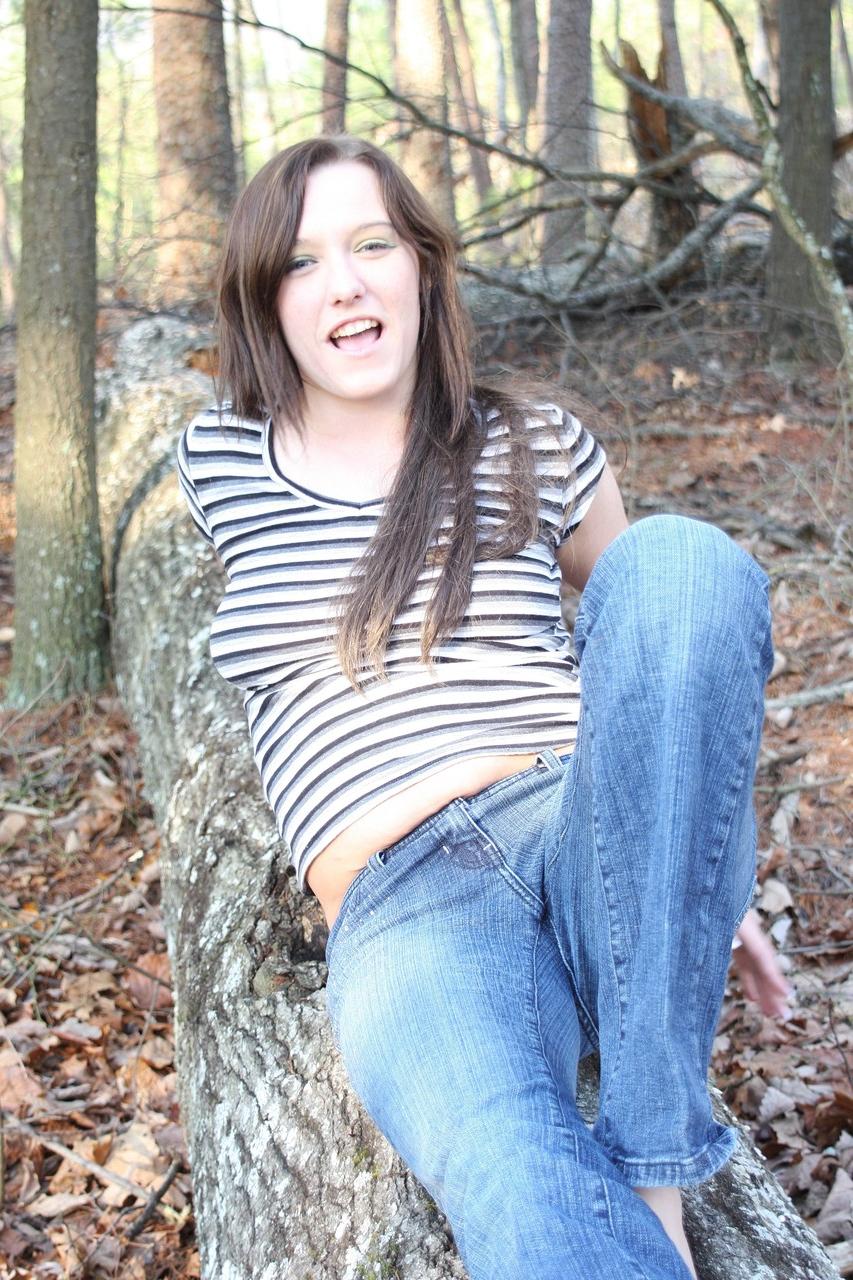 20P Das brünette Babe Rebecca Maxwell zieht im Wald ihr Hemd aus und posiert oben ohne