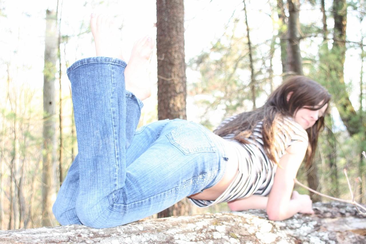 20P Das brünette Babe Rebecca Maxwell zieht im Wald ihr Hemd aus und posiert oben ohne