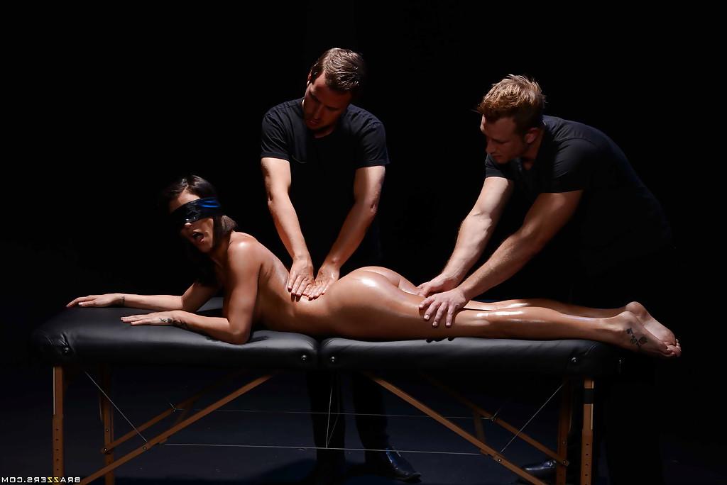 16P A pornstar de olhos vendados Peta Jensen é massageada por dois homens antes de DP