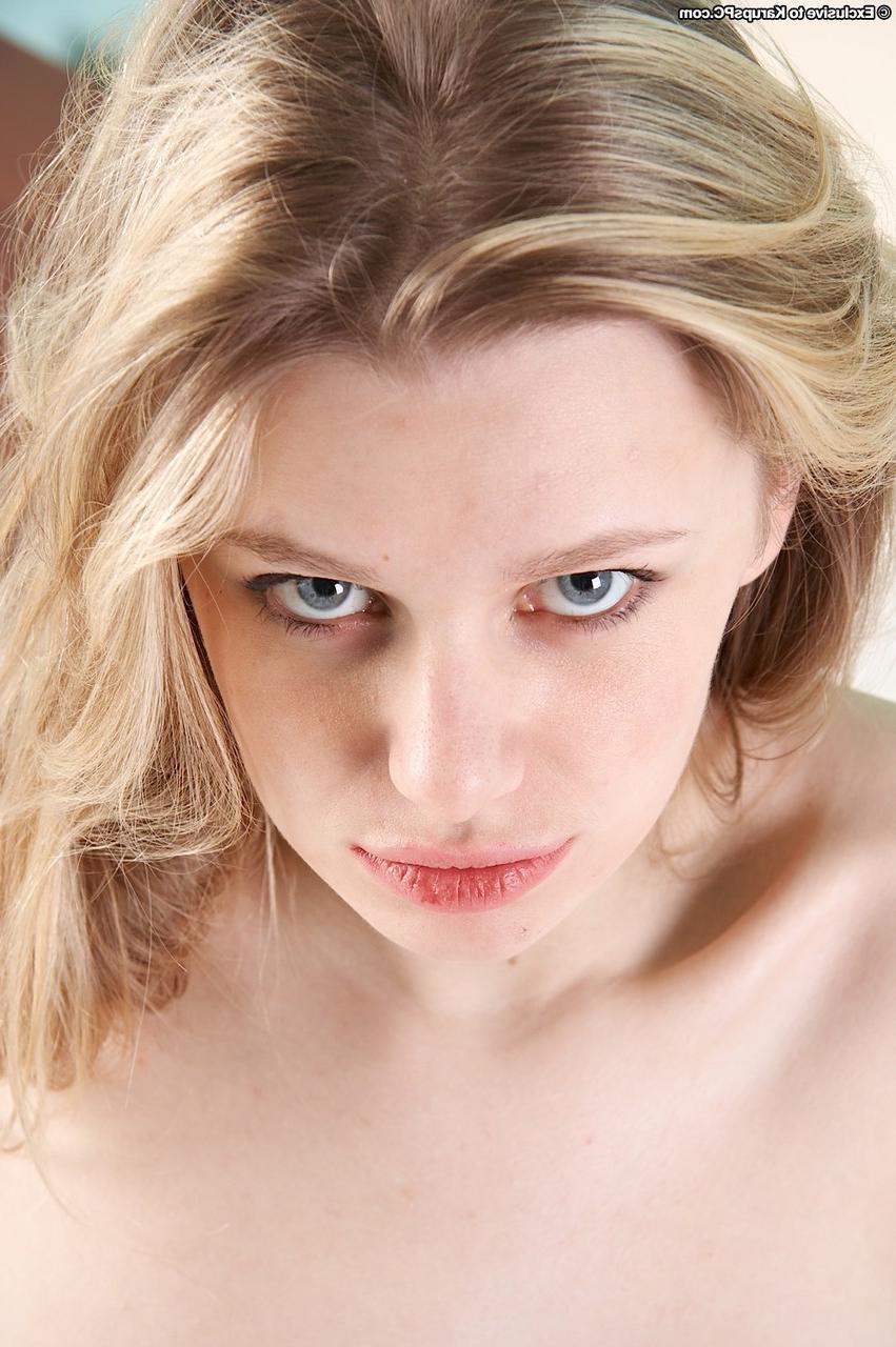 20P A bela adolescente Ekaterina 4 mostra seu corpo esbelto e nu em sua cama