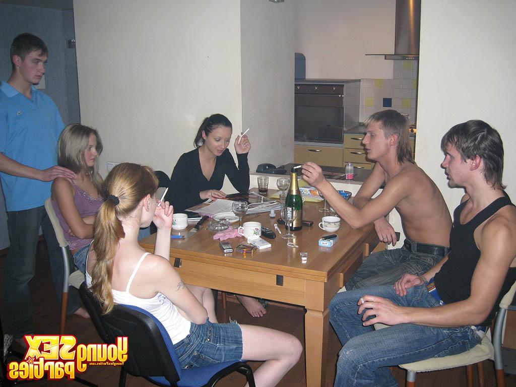 16P Eine Gruppe jugendlicher Paare tauscht beim betrunkenen Gruppensex ihre Partner