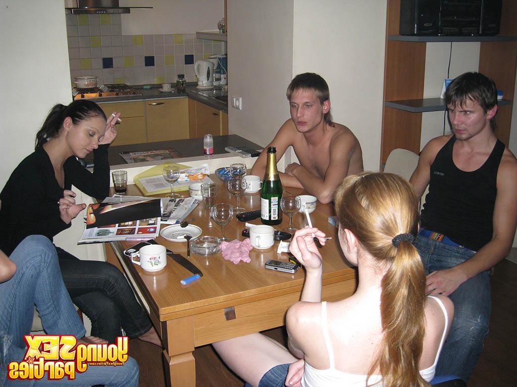 16P Eine Gruppe jugendlicher Paare tauscht beim betrunkenen Gruppensex ihre Partner