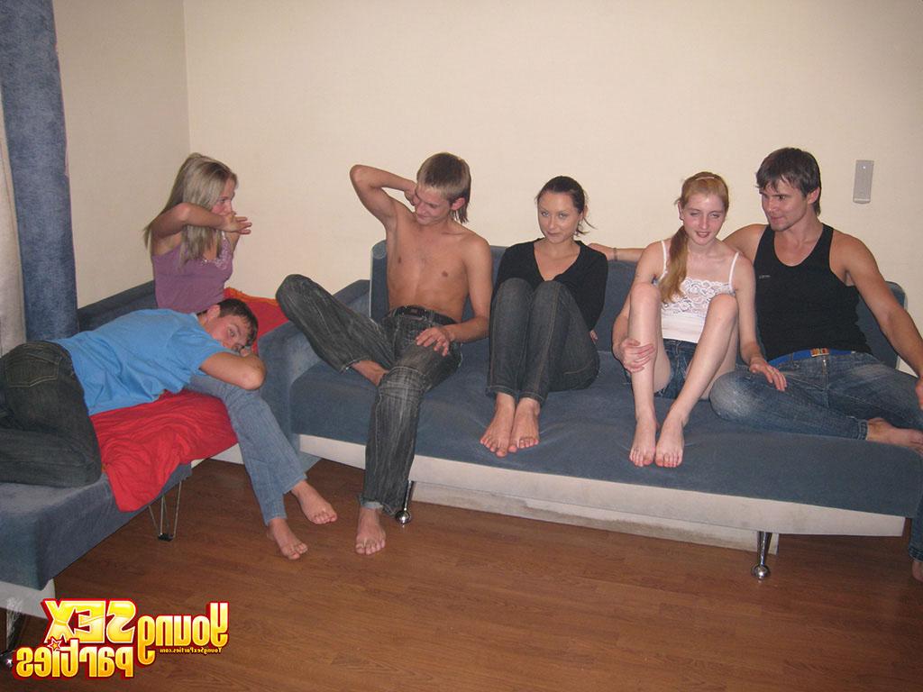 16P Eine Gruppe jugendlicher Paare tauscht beim betrunkenen Gruppensex ihre Partner