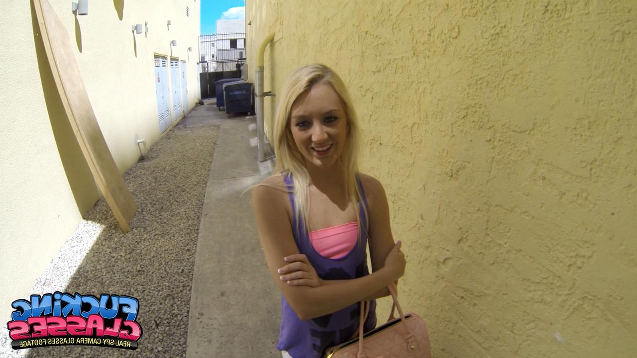 20P A loira inocente Roxxi Silver dá um boquete público e faz sexo POV