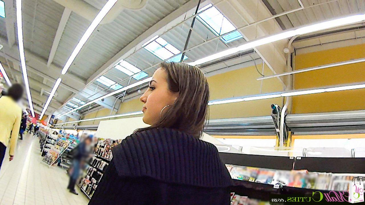 16P Deni, une jeune caucasienne, fait une pipe au centre commercial avant de baiser à la maison.