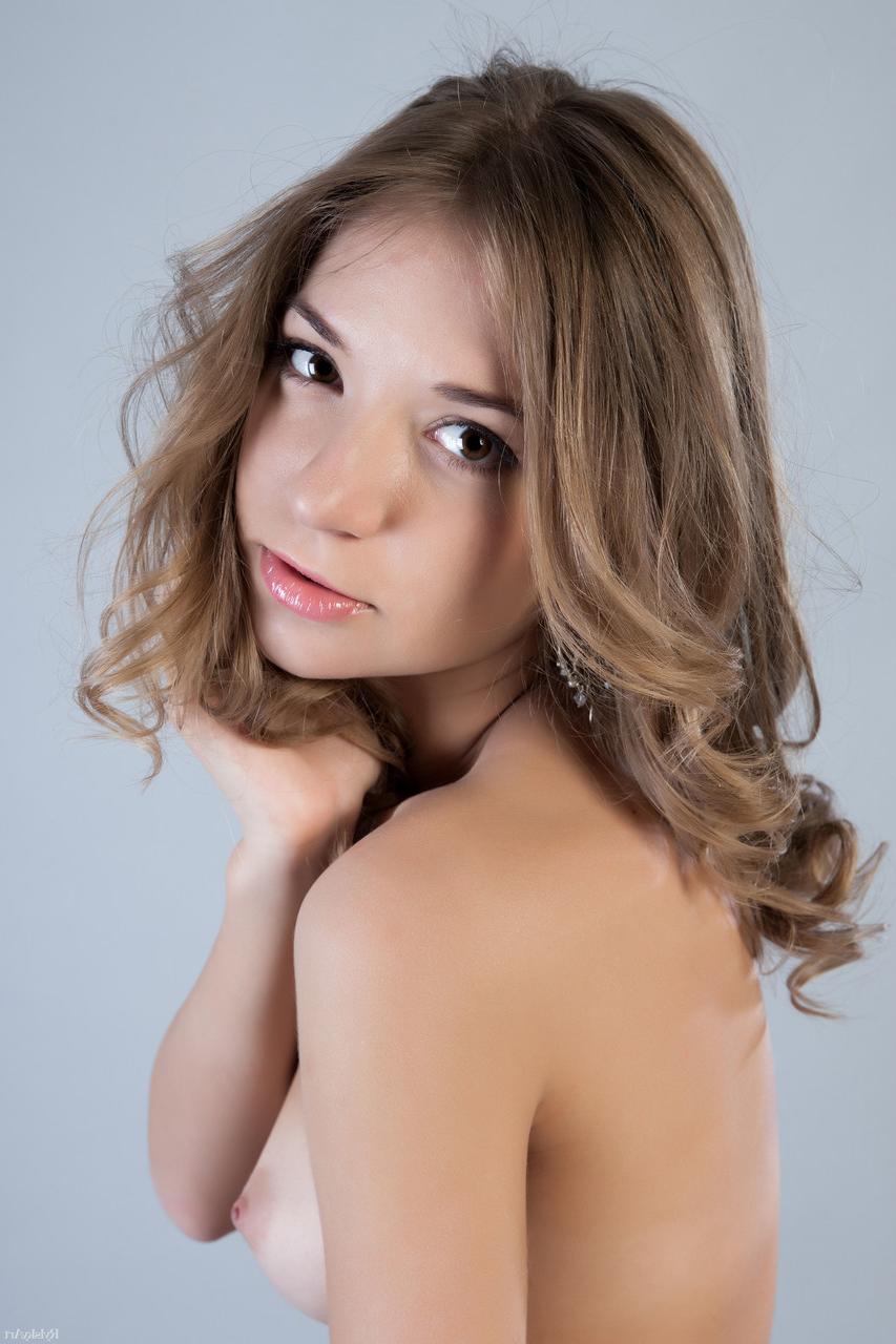 20P A glamorosa gata Yani mostra seus lindos seios adolescentes e sua boceta careca