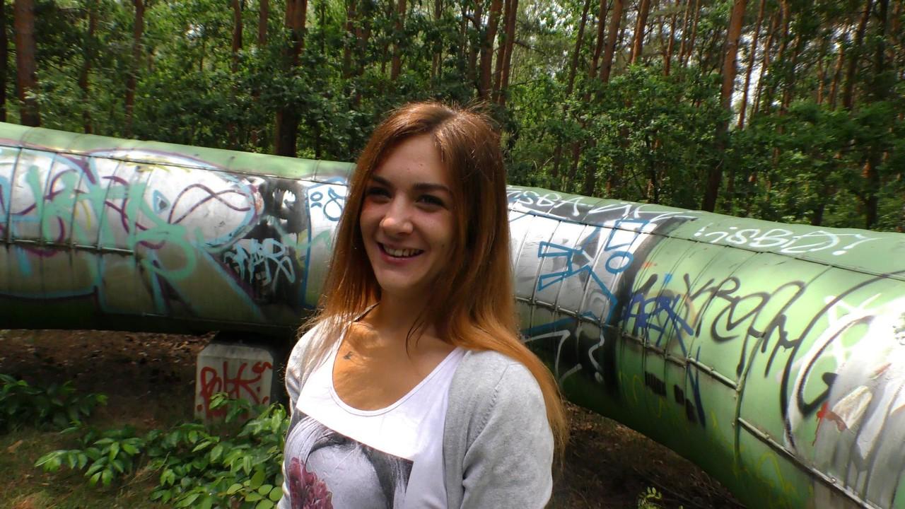 17P Un grand mec ramasse une séduisante adolescente allemande pour la baiser au milieu de la forêt