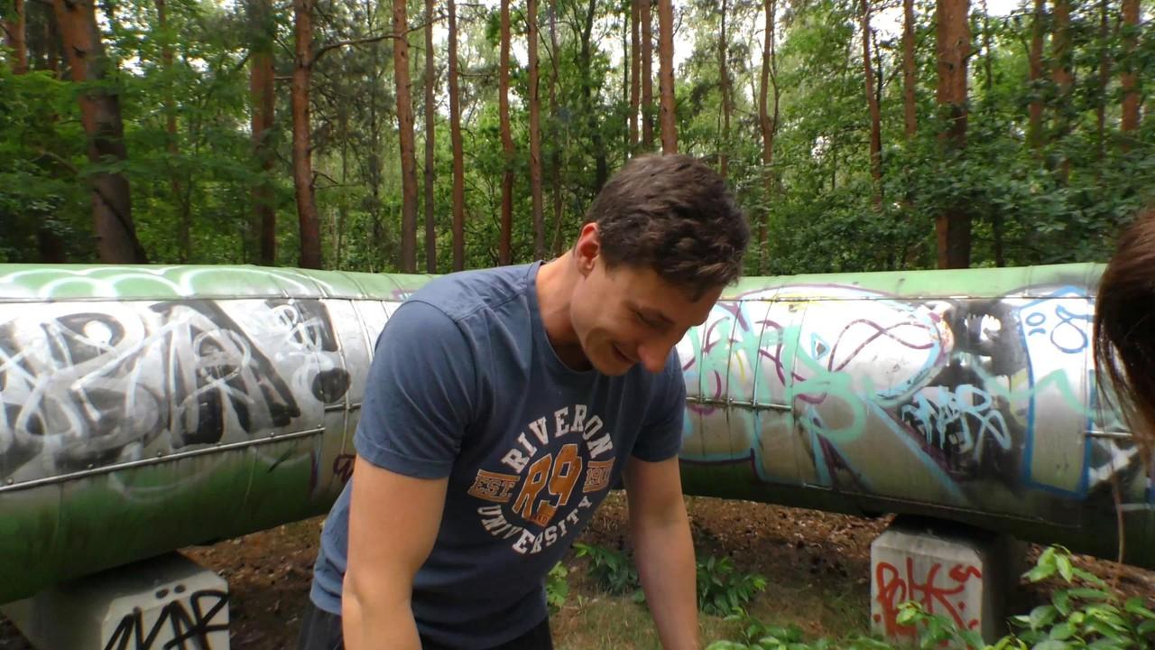 17P Un grand mec ramasse une séduisante adolescente allemande pour la baiser au milieu de la forêt