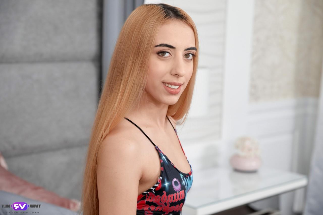20P La joven amateur lola heart se quita la ropa y se masturba
