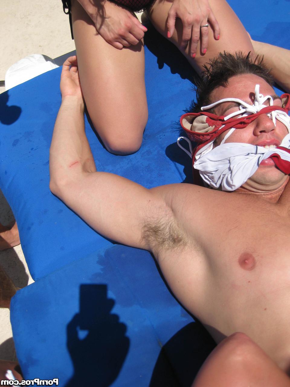 20P Die amerikanische Blondine mit den großen Brüsten Teagan Summers teilt den Schwanz mit einem Freund im Pool