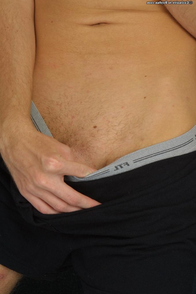 20P El gay caucásico Darrin muestra sus grandes bolas de cerca mientras se masturba