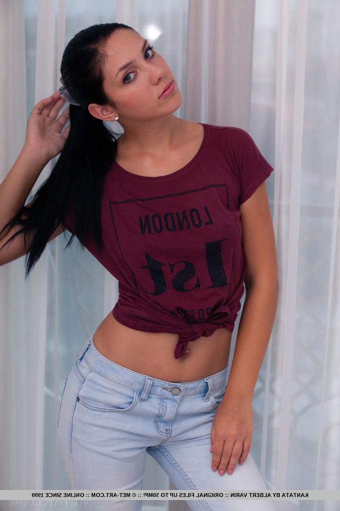 18P Gata morena vestida revelando peitos pequenos de adolescente em jeans