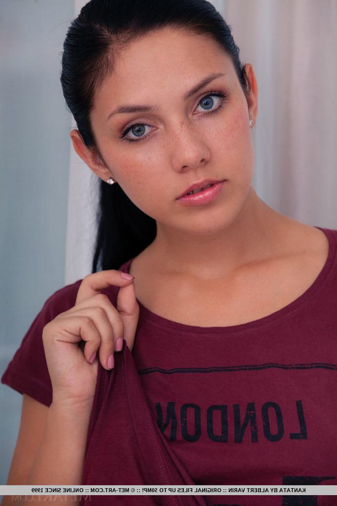 18P Gata morena vestida revelando peitos pequenos de adolescente em jeans