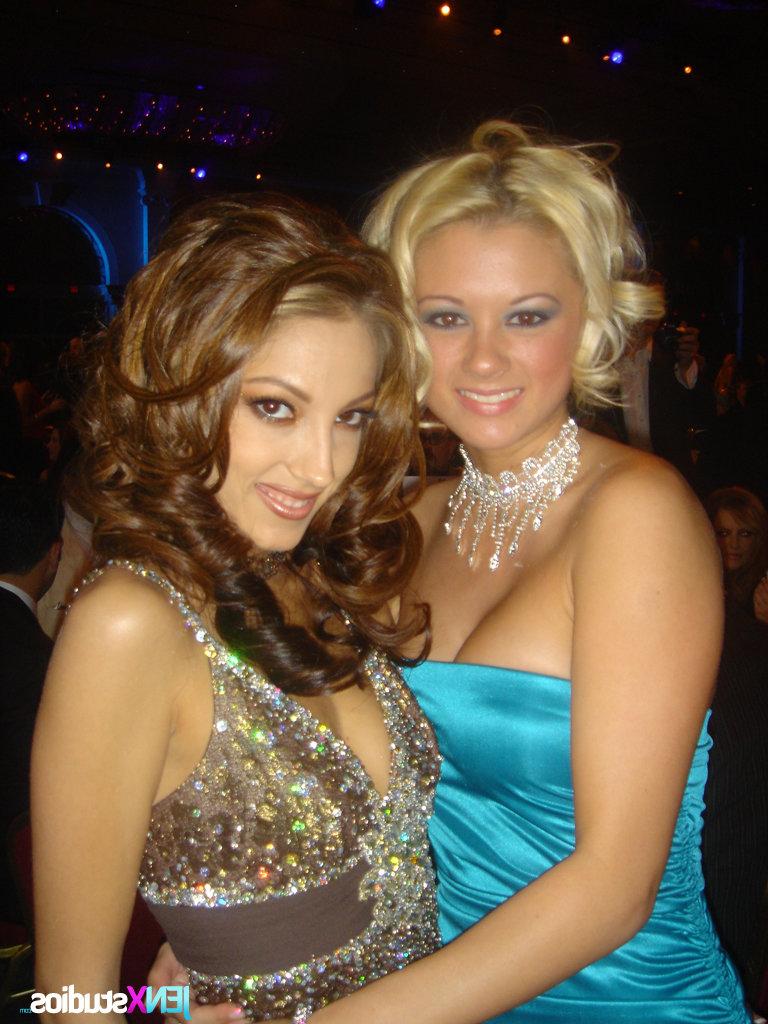 15P La star du porno Jenna Haze pose avec ses copines lors d'une convention XXX.