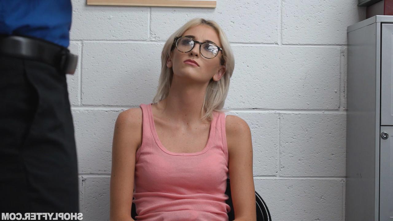 20P A ladrão de lojas nerd Tallie Lorain é desossada em estilo cachorrinho e posições missionárias