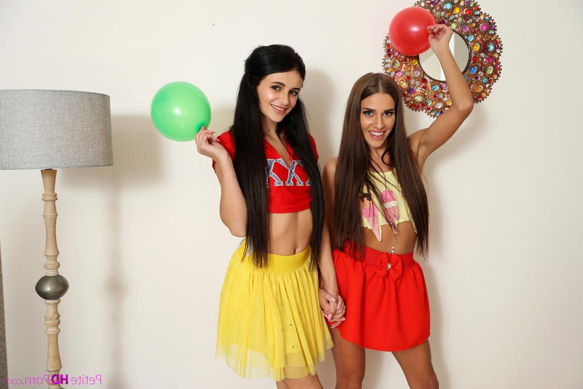 16P As lésbicas Kate Rich e Evelin ficam totalmente nuas enquanto lambem idiotas