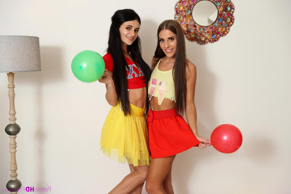 16P As lésbicas Kate Rich e Evelin ficam totalmente nuas enquanto lambem idiotas