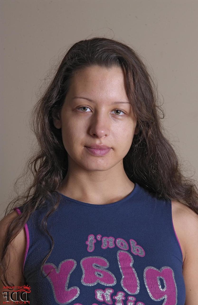 13P La jeune brune Marian Sokol montre ses jolis gros seins et écarte sa chatte.