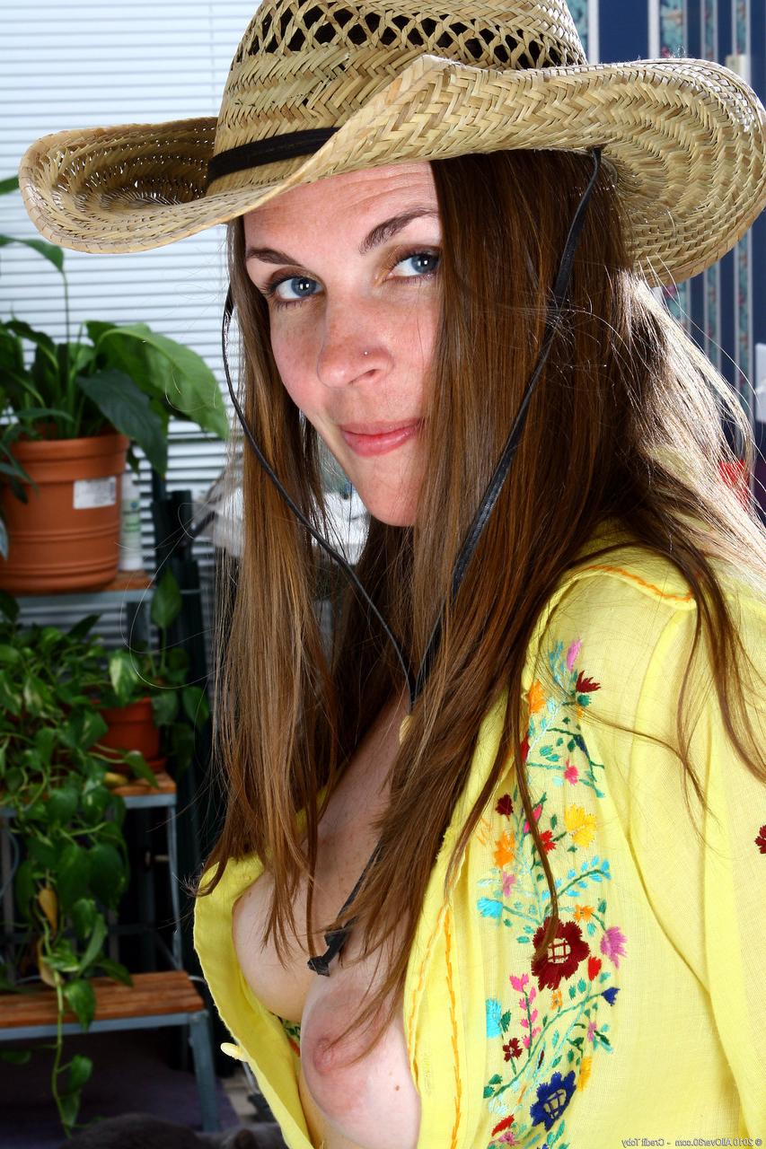 20P Cowgirl Phoebe zieht sich aus und zeigt ihre großen saftigen Titten und ihren gestutzten Muff