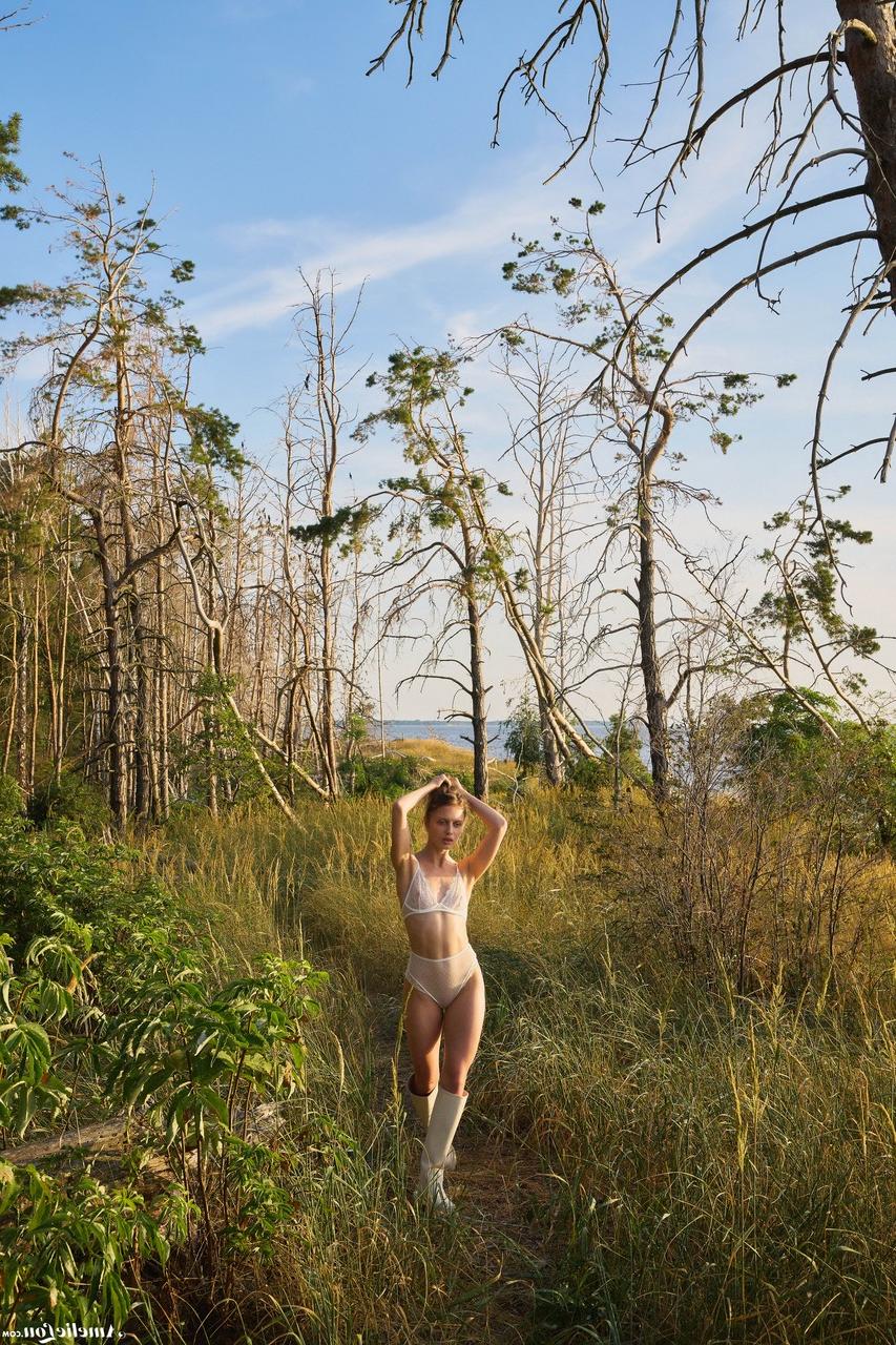 20P Glamorous European Amelie Lou shamelessly poses naked in nature