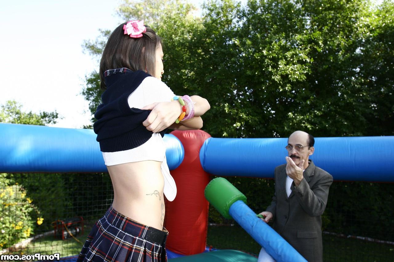 20P A gracinha latina Mia Lina fica com a bucetinha picada por um velho tarado no parque