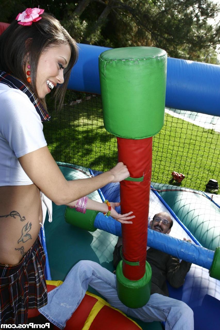 20P A gracinha latina Mia Lina fica com a bucetinha picada por um velho tarado no parque