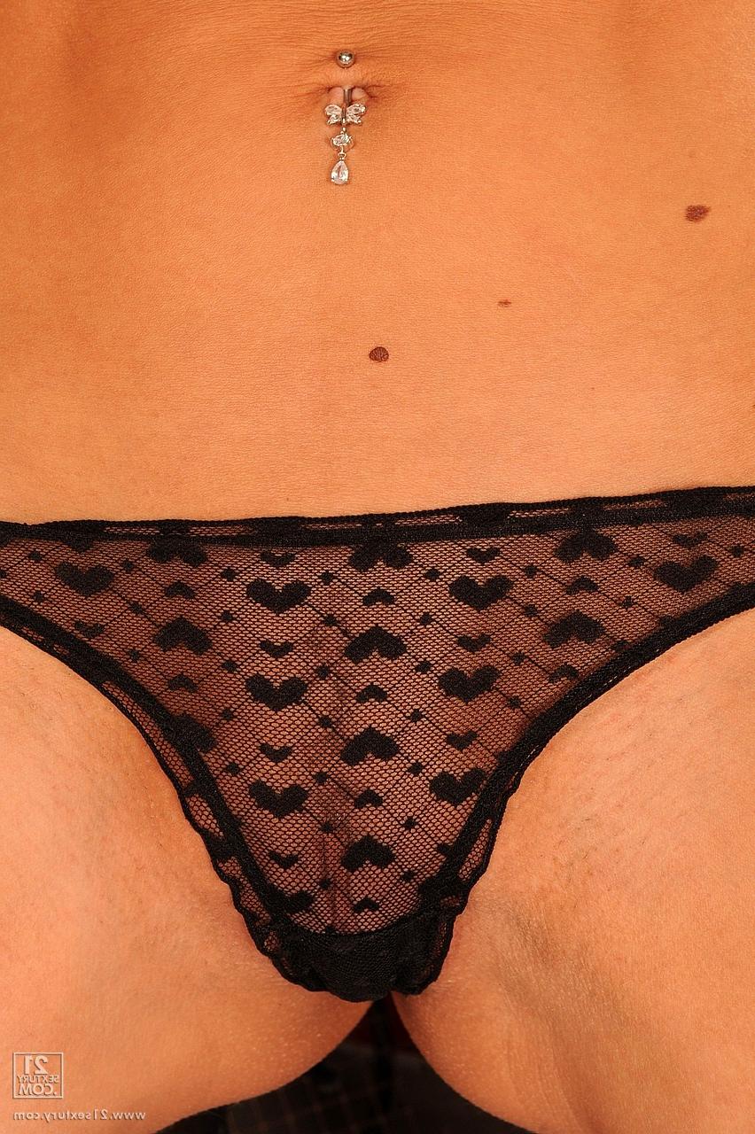 18P A loira gostosa Sophie Moone se dedilha despertando a masturbação solo