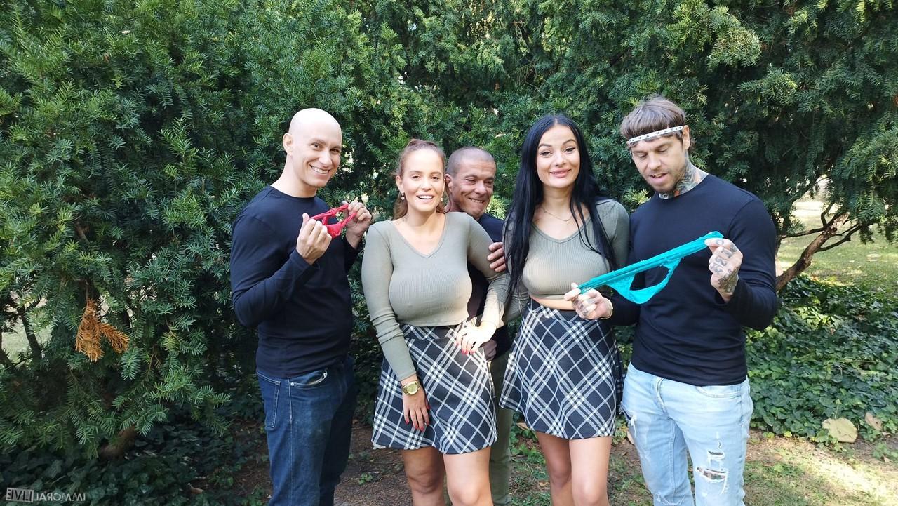 20P Die vollbusigen Schlampen Jennifer Mendez und Maddy Black küssen sich und zeigen dabei ihre großen Titten