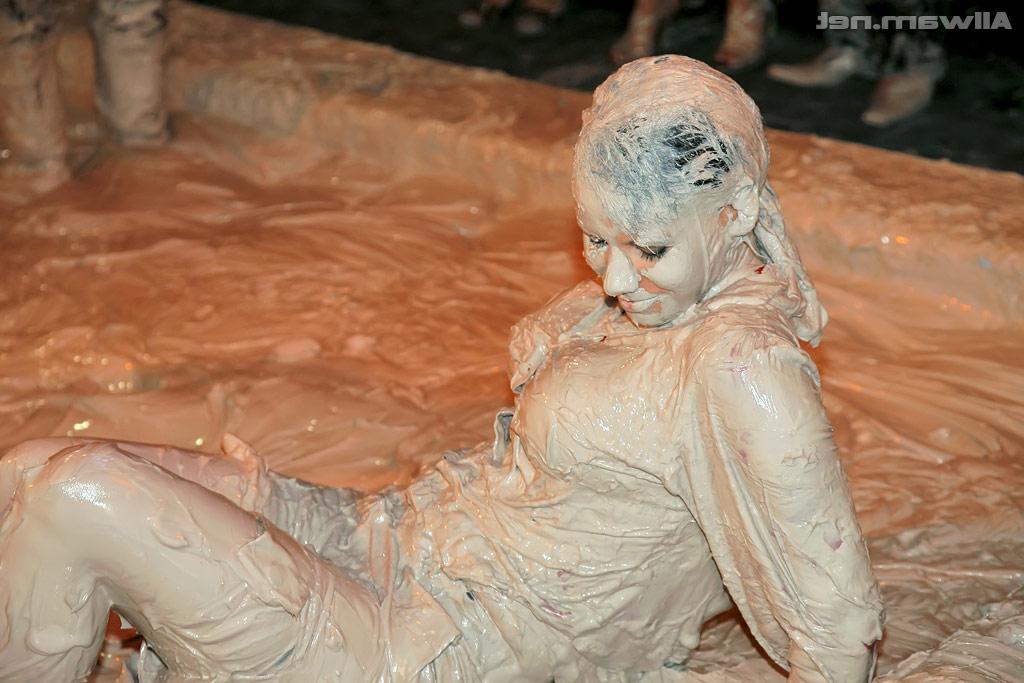16P Crazy fetish ladies spend some good time having a messy catfight