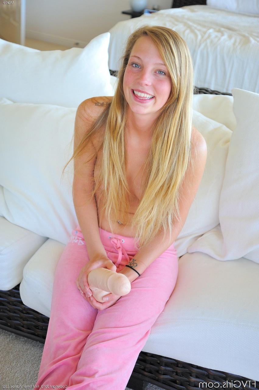 20P La amateur Marlie se golpea el delicioso coño con diferentes juguetes sexuales
