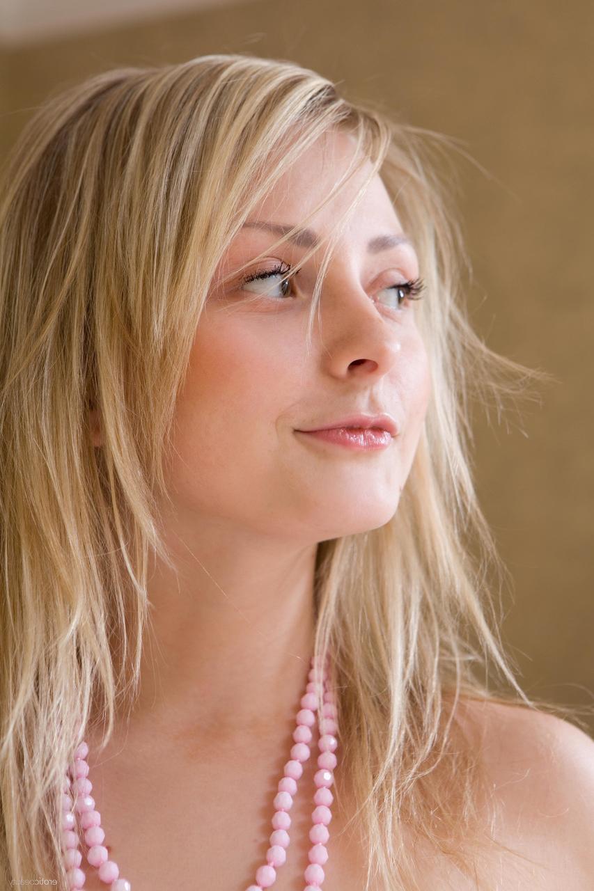 20P Erotic Beauty Adele C