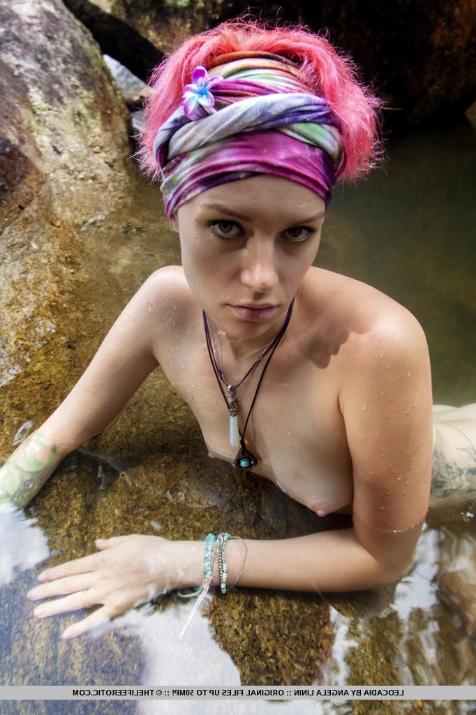 16P Das Teenager-Mädchen mit gefärbten Haaren Leocadia zieht sich in einem Pool unter einem Wasserfall völlig nackt aus