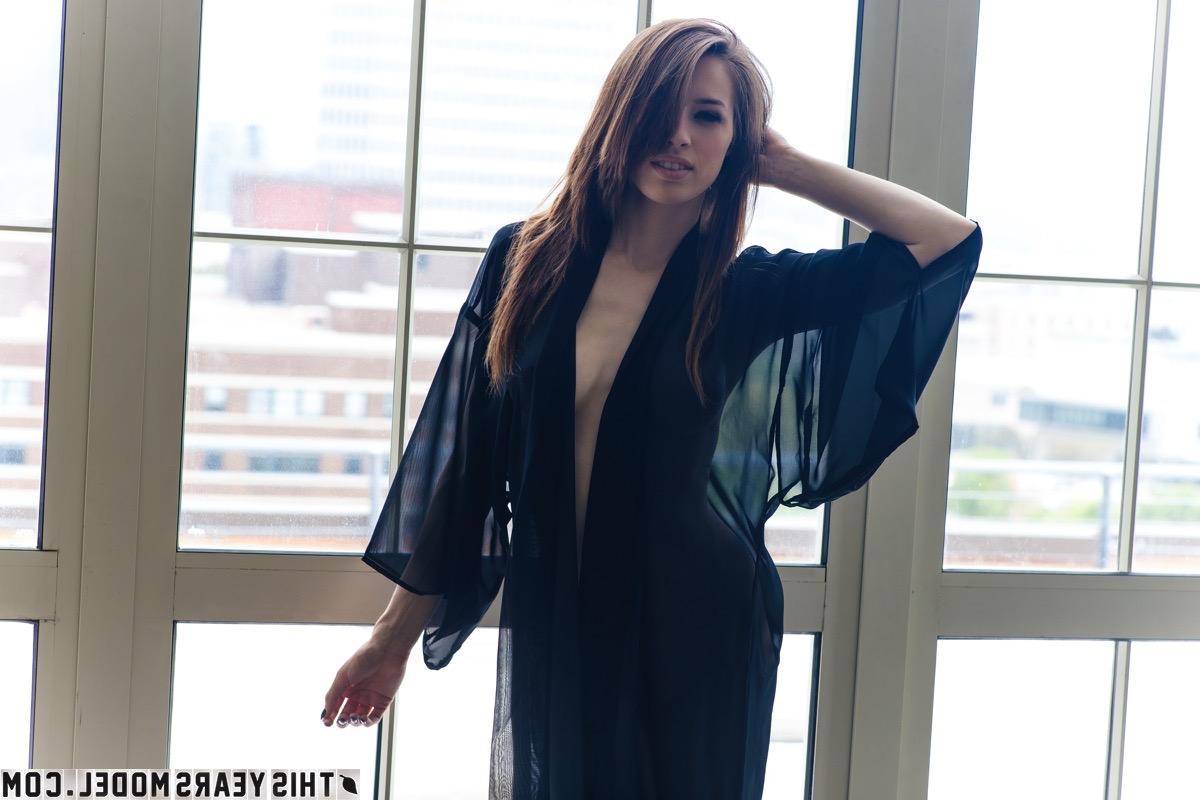 15P A bela adolescente Caitlin Mcswain mostra seus peitos empinados enquanto veste um manto preto