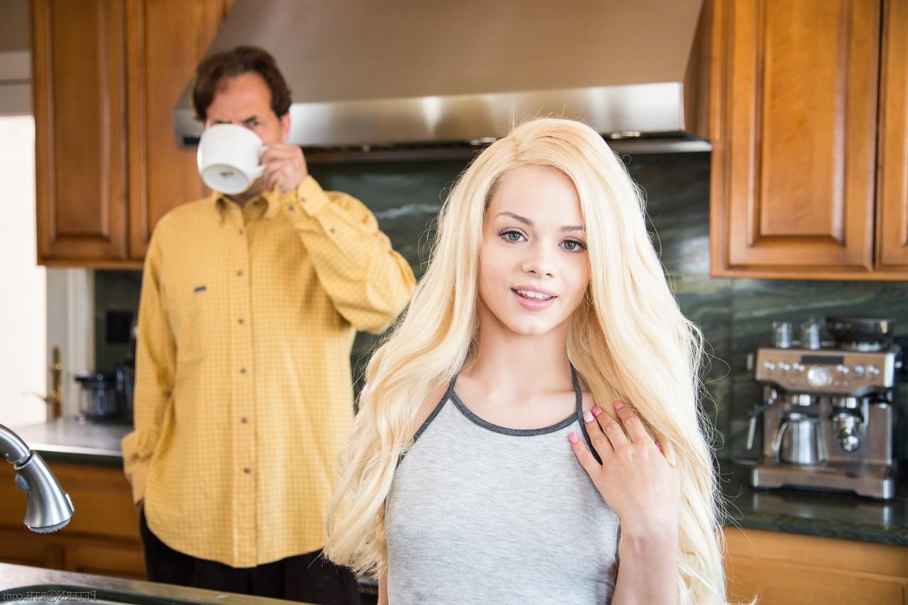 15P A adolescente magrinha Elsa Jean cavalga um grande galo em cowgirl e doggystyle e dá boquete