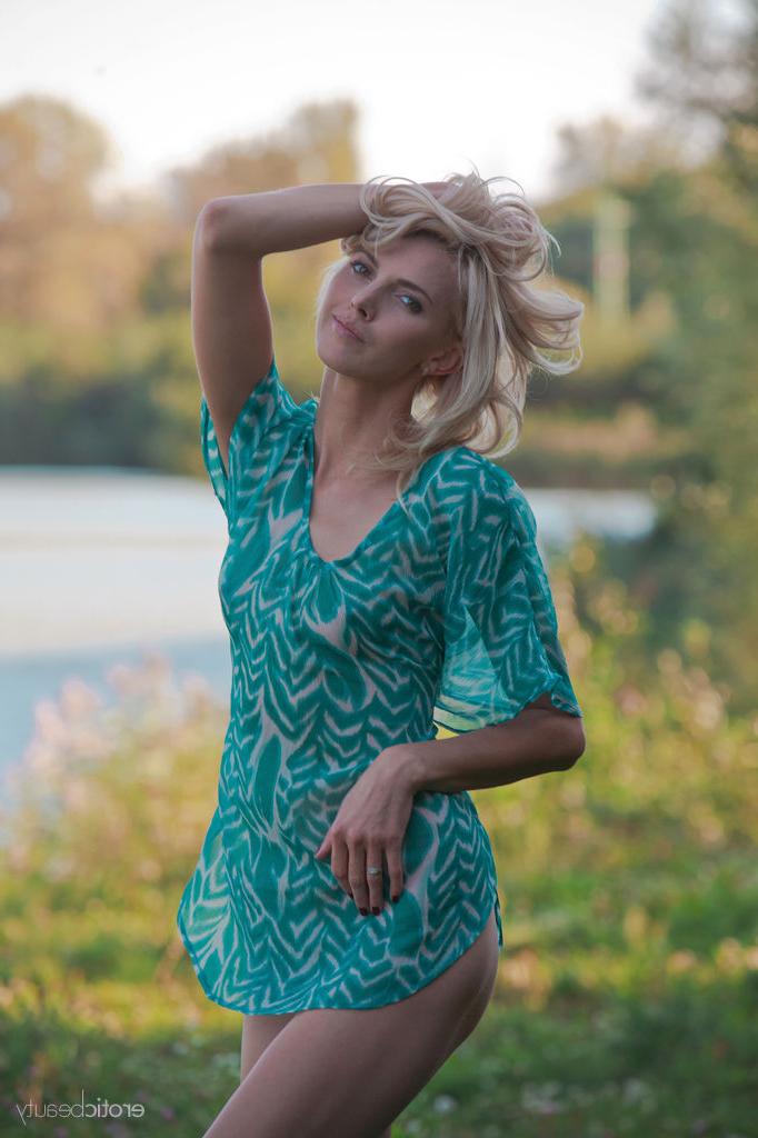 16P A adolescente loira sexy Lilly A modela nua na grama ao lado de um rio