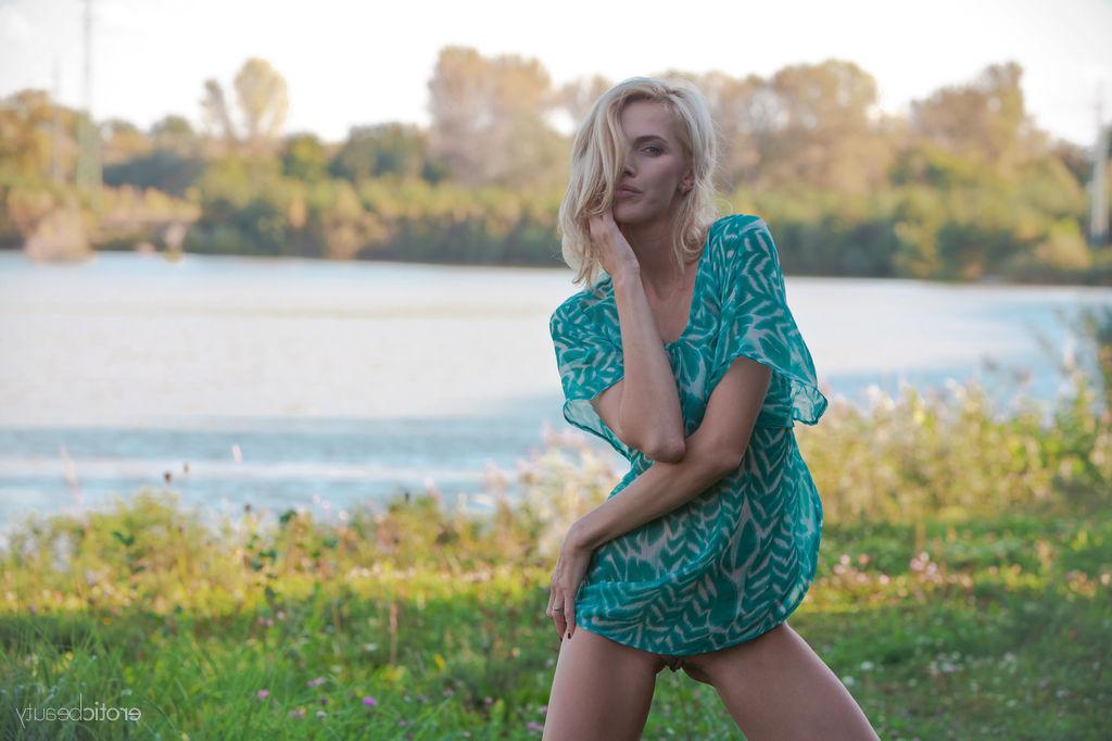 16P A adolescente loira sexy Lilly A modela nua na grama ao lado de um rio