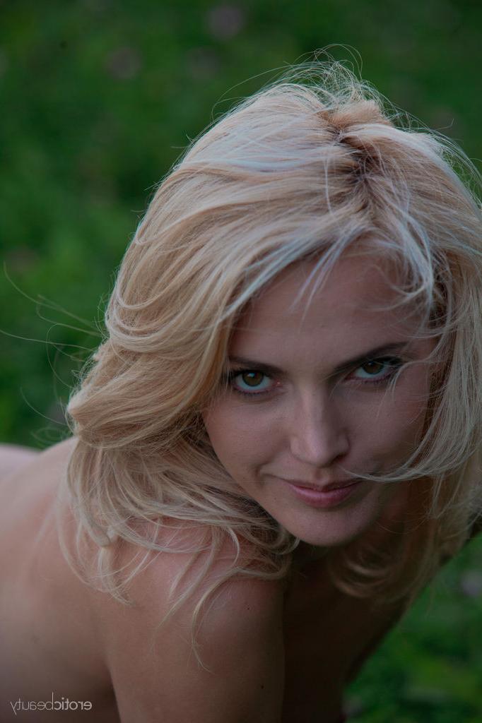 16P A adolescente loira sexy Lilly A modela nua na grama ao lado de um rio