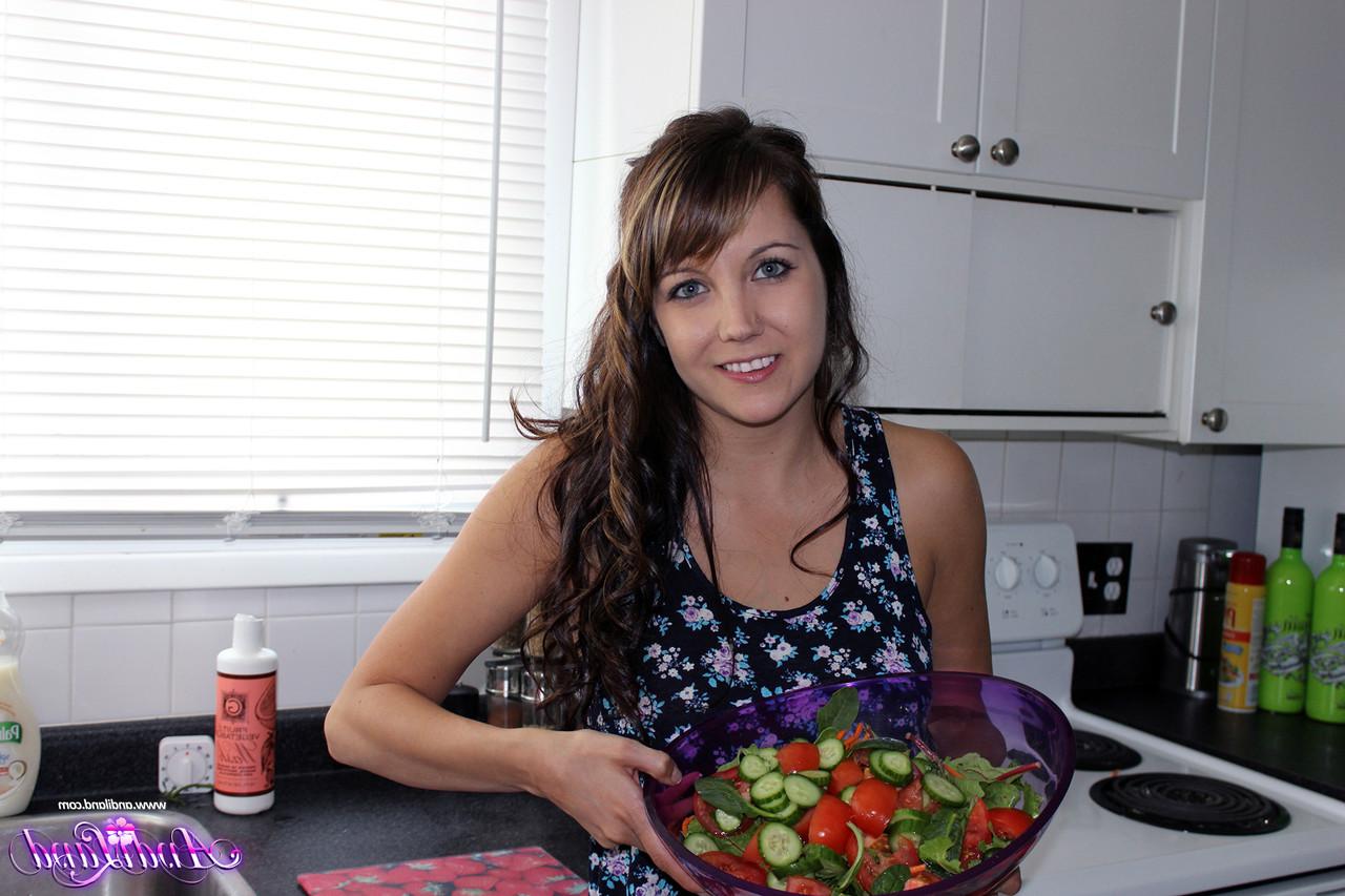 15P A bela adolescente Andi Land leva um pepino na buceta depois de preparar uma salada