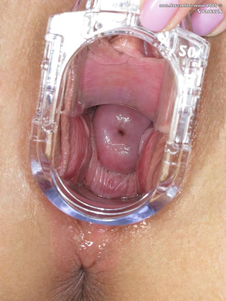 15P Puta cachonda Zuzana Z jugando con el coño y el culo con un consolador y mostrando la inserción de un espéculo
