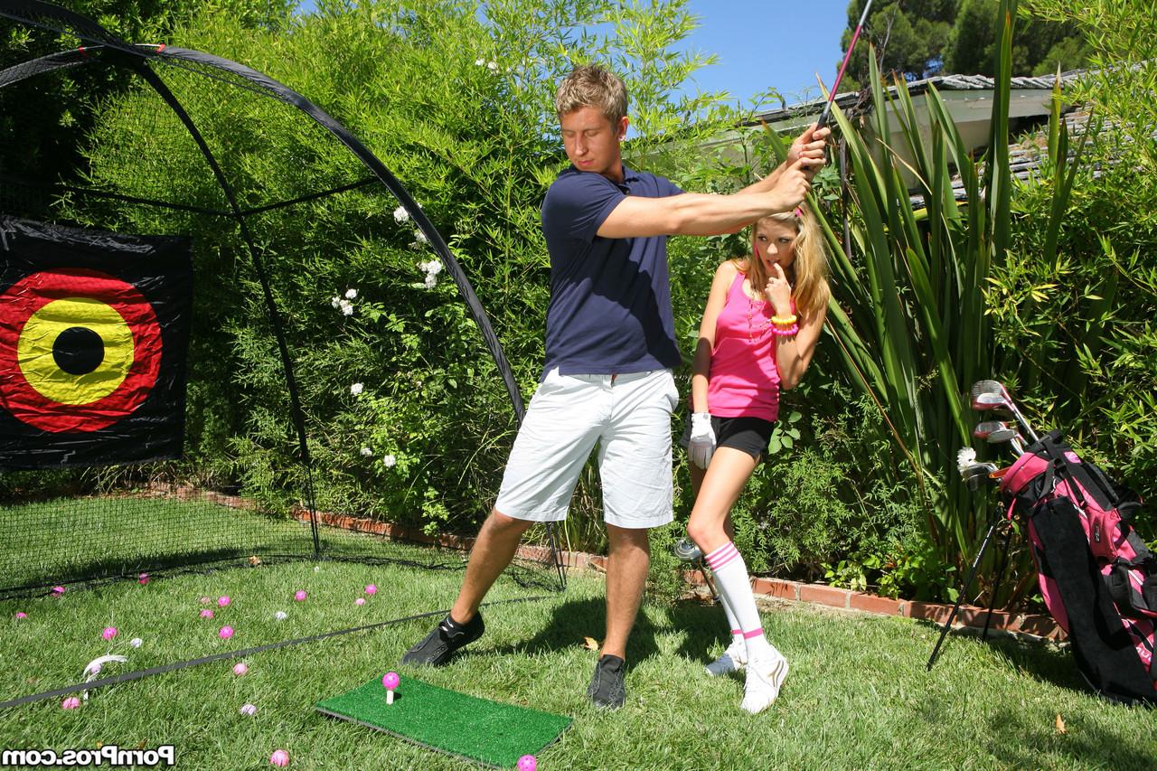 12P La rubia de 18 años Nicole Ray seduce a su instructor de golf