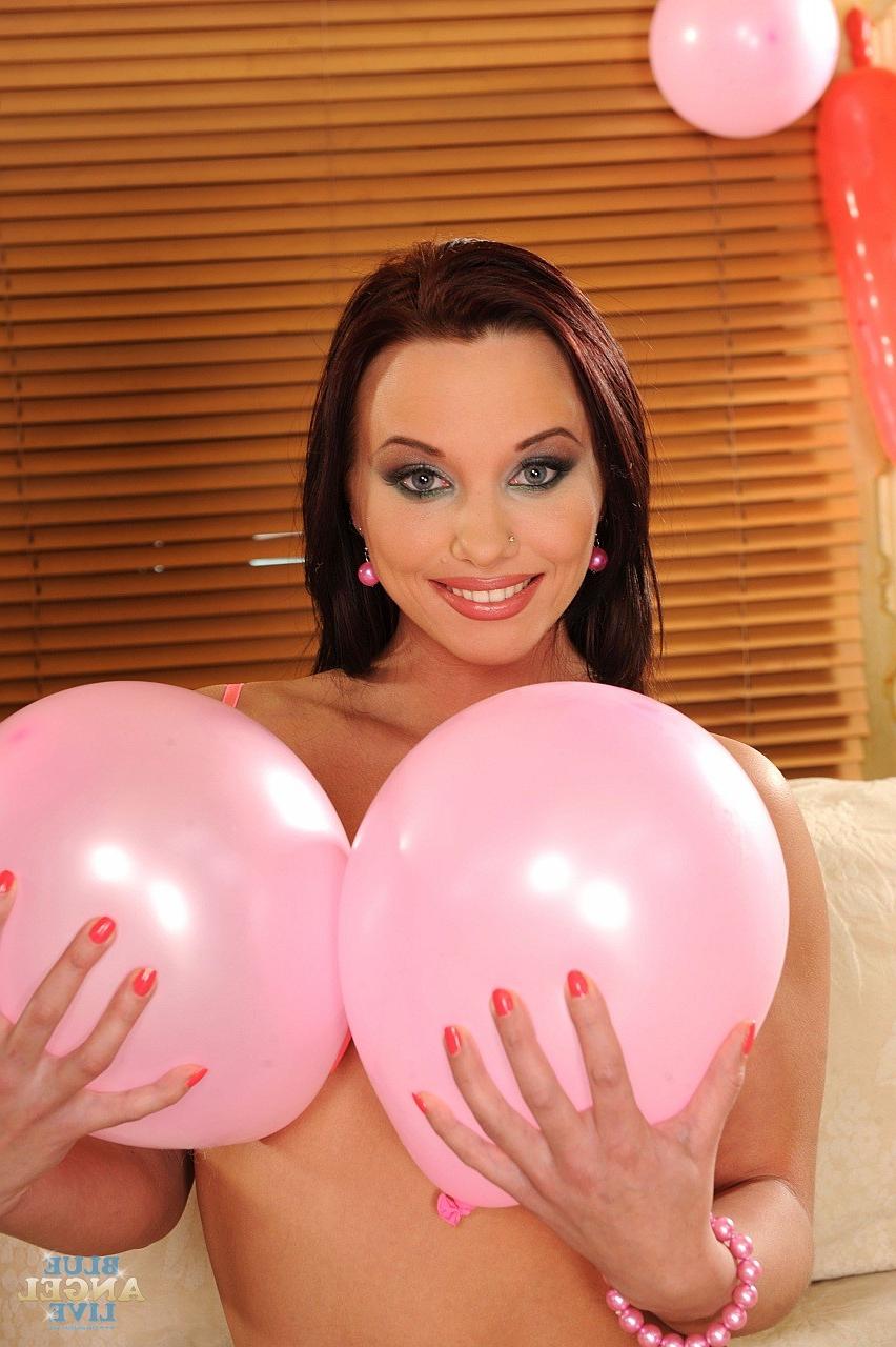20P Ein Trio atemberaubend heißer Babes, die auf einer heißen Lesbenparty Muschis lecken und Analfisting machen
