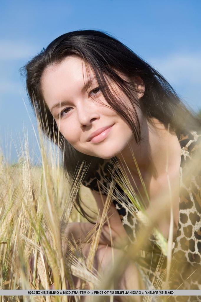 18P A adolescente russa Gia B fica nua no campo de um fazendeiro para uma sessão de modelagem nua
