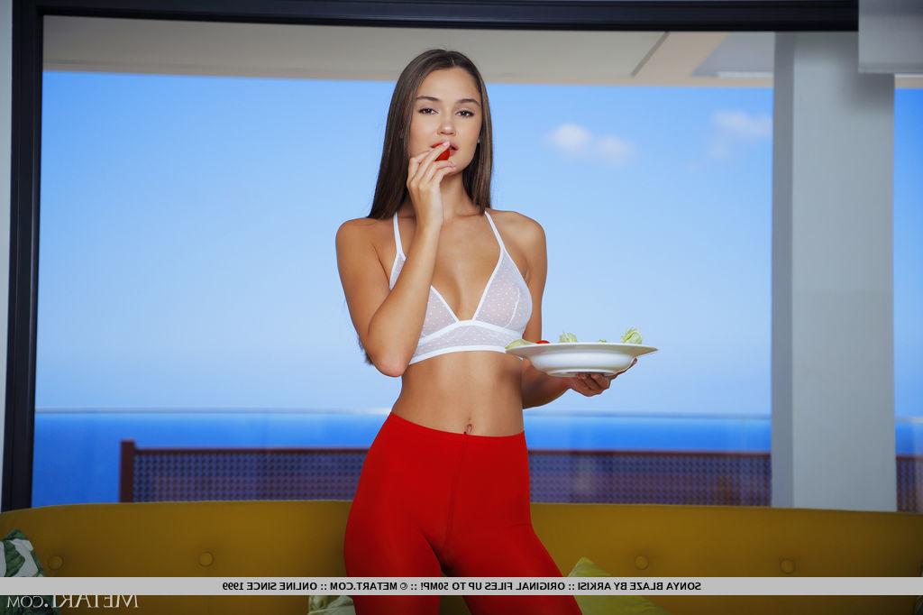18P A linda adolescente Sonya Blaze fica totalmente nua depois de comer algumas frutas