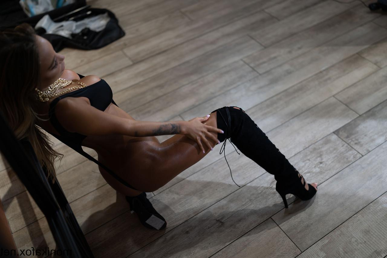 15P A deslumbrante pornstar Monika Fox posa com uma roupa sedutora e salto alto