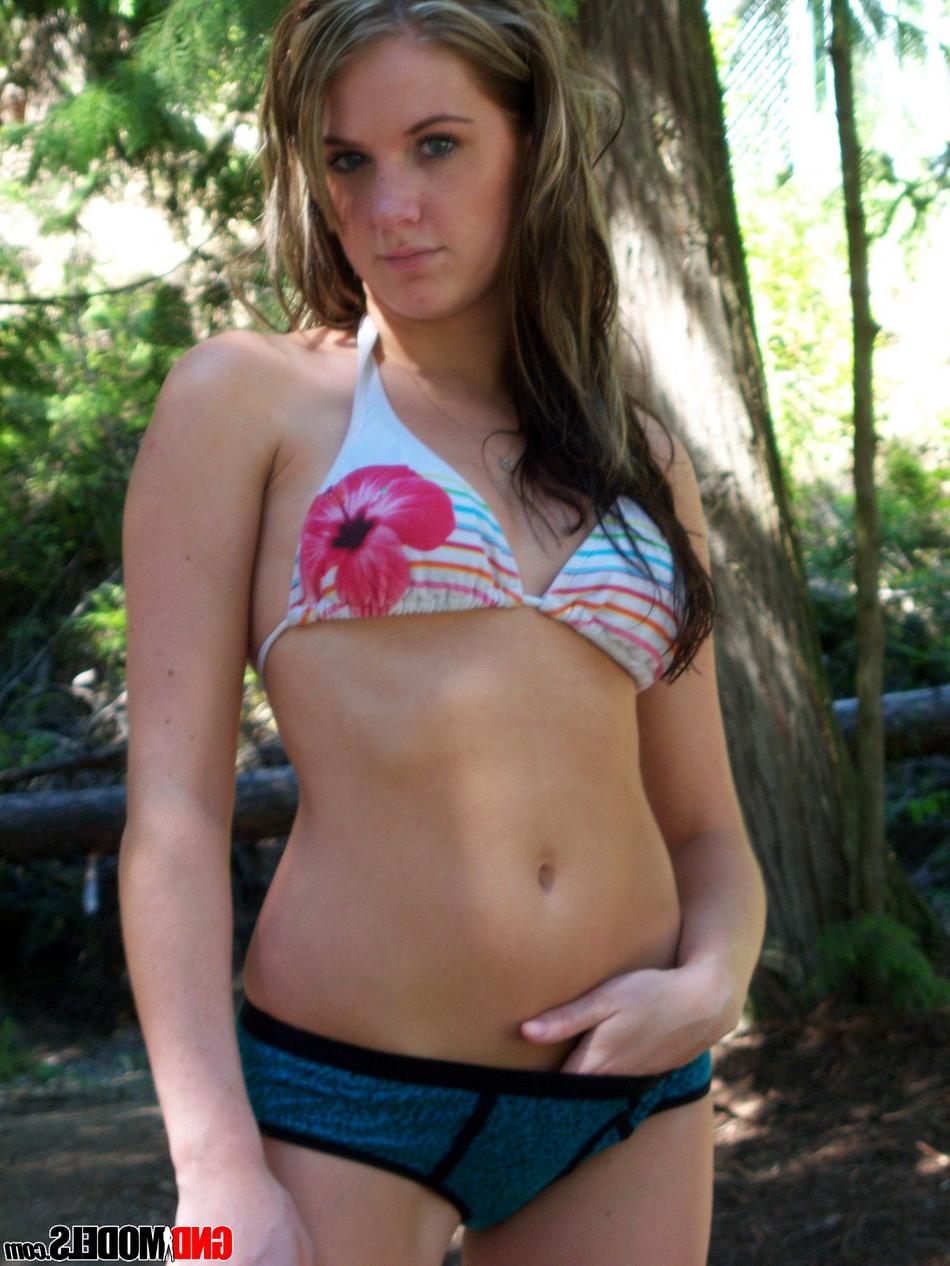 12P La fille d'à côté enlève son haut de bikini dans un ruisseau peu profond