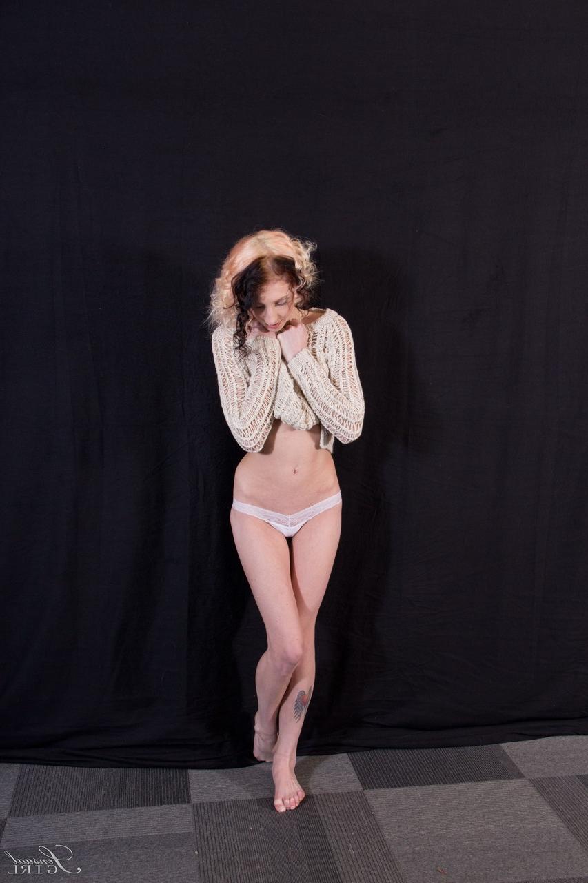 20P Amateur girl with a slim body Mega strips and poses in solo action