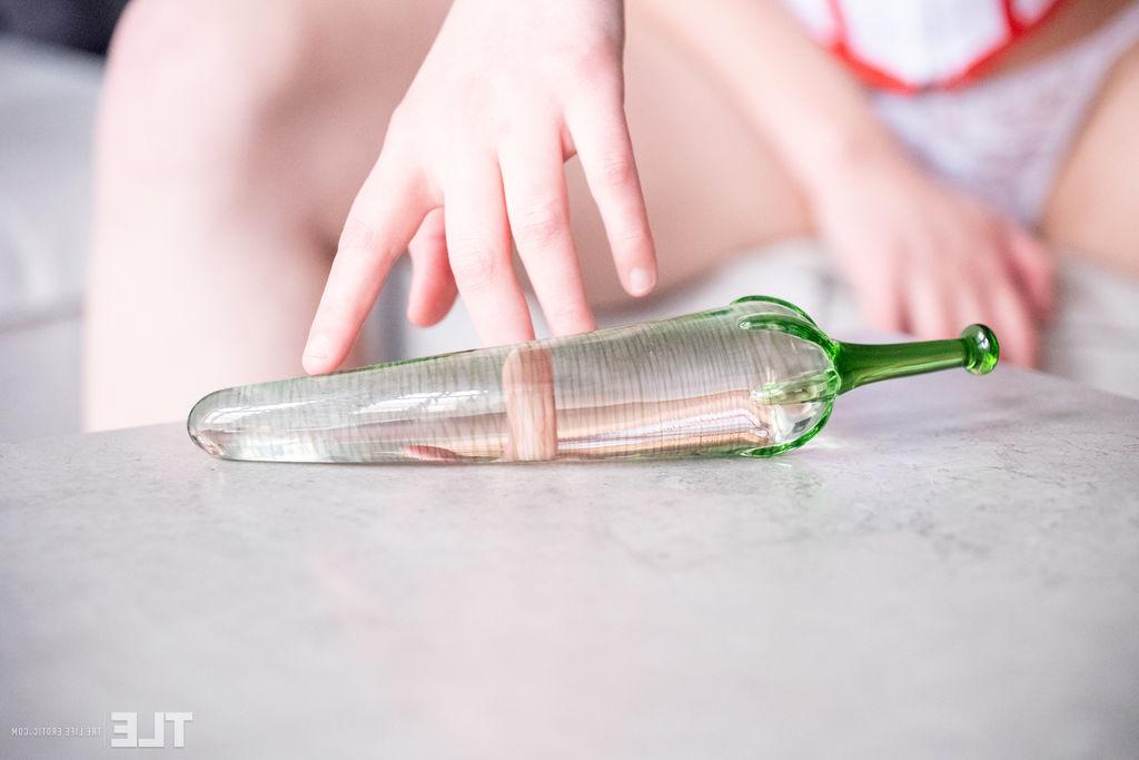 16P La enfermera cachonda Lusilla se mete un consolador de cristal en su coño adolescente