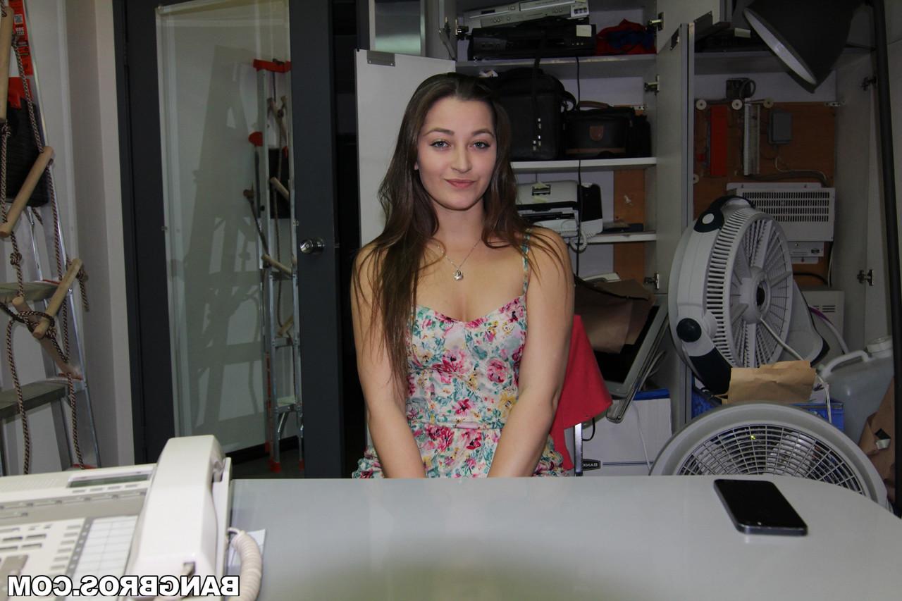 20P La guapa dani daniels muestra sus tetas y su culo caliente antes de montar una polla