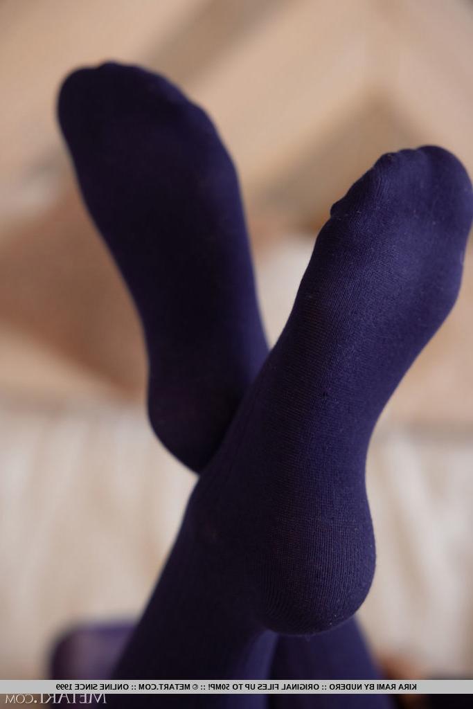 18P La belle jeune Kira Rami se déshabille dans des bas violet foncé.